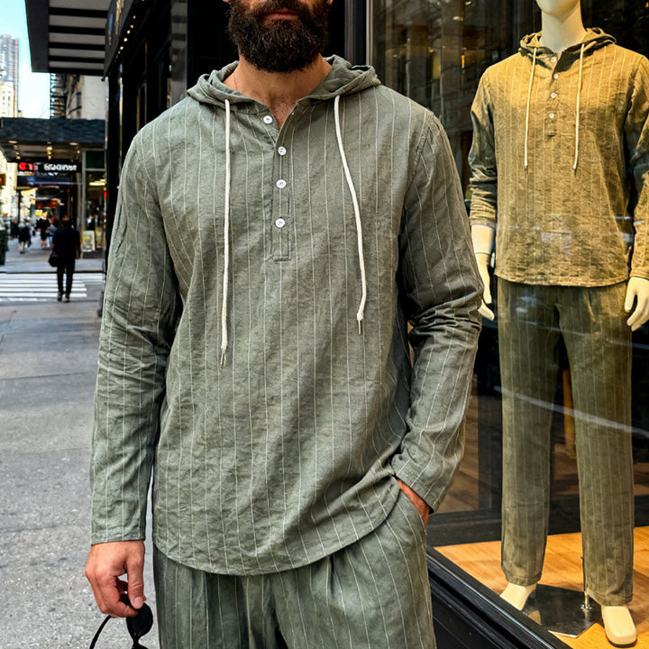 Herre nan hoodie lavet af en blanding af hør med halvs-kneppede og nålestriber Skovae