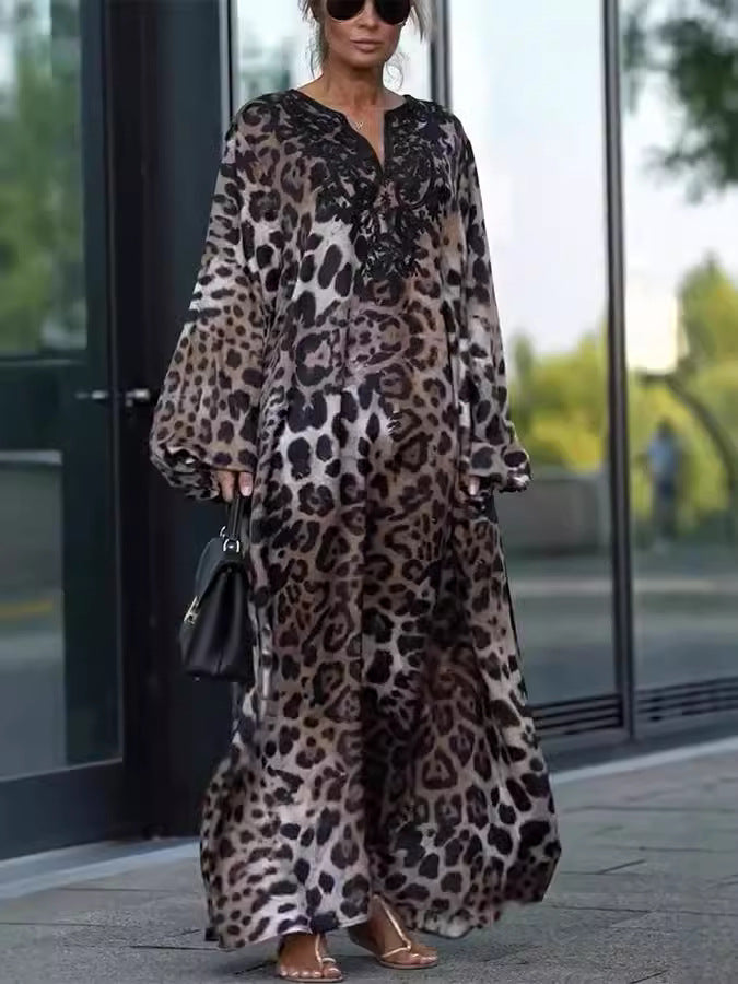 Dame maxikjole med leopardmønster og elegante detaljer Stilla