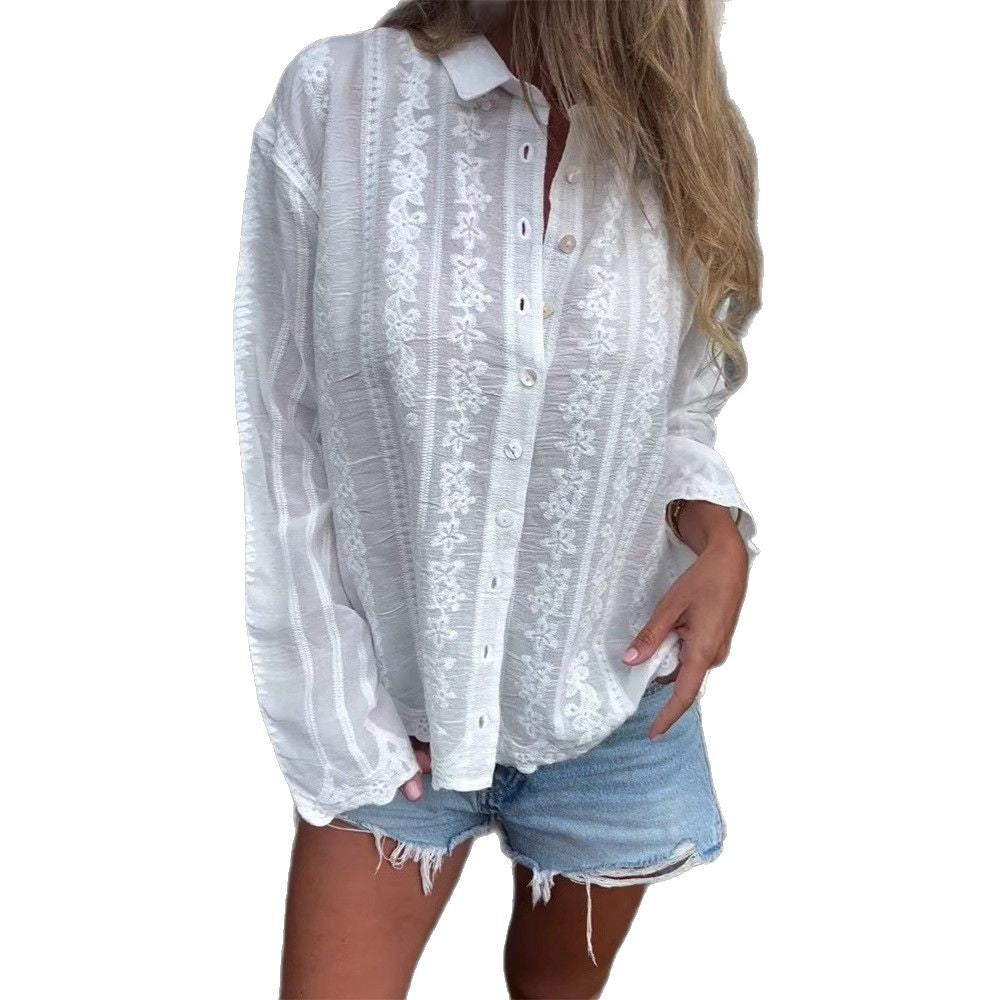 Dame nan bestickede skjortebluse med floral ajour-broderi, perlemorsknapliste og afslappet oversized pasform Skovae
