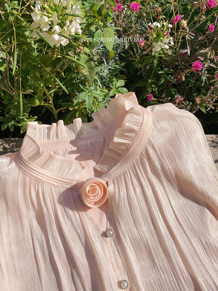 Dame chiffonbluse med elegante ruffles detaljer og knaplukning Stilla