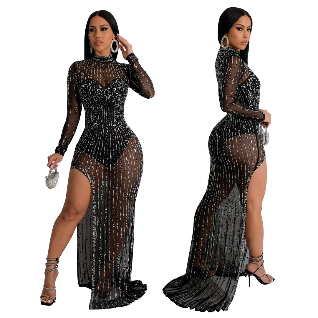 Dame glamourøst og figursyet aftenkjole med transparent mesh og funkende strassdekorationer Stilla