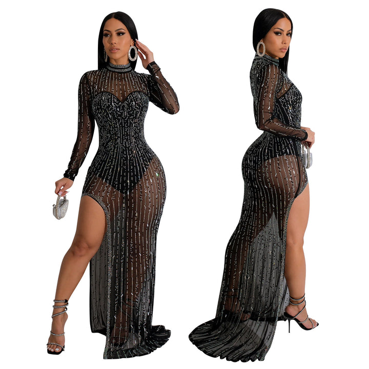 Dame glamourøst og figursyet aftenkjole med transparent mesh og funkende strassdekorationer Stilla