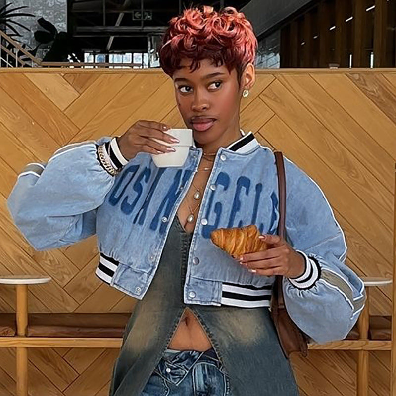 Dame Cropped Denim-Jakke med iøjnefaldende skrift og elastiske manchetter Stilla