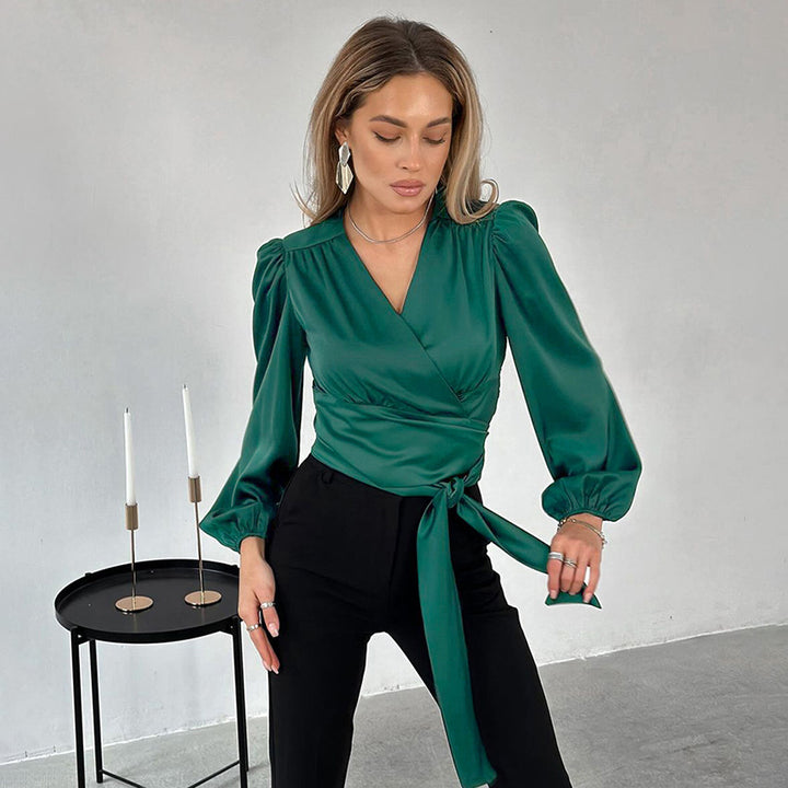 Dame indpakningsbluse i luksuriøs satin med volumeærmer og elegant lukning Stilla
