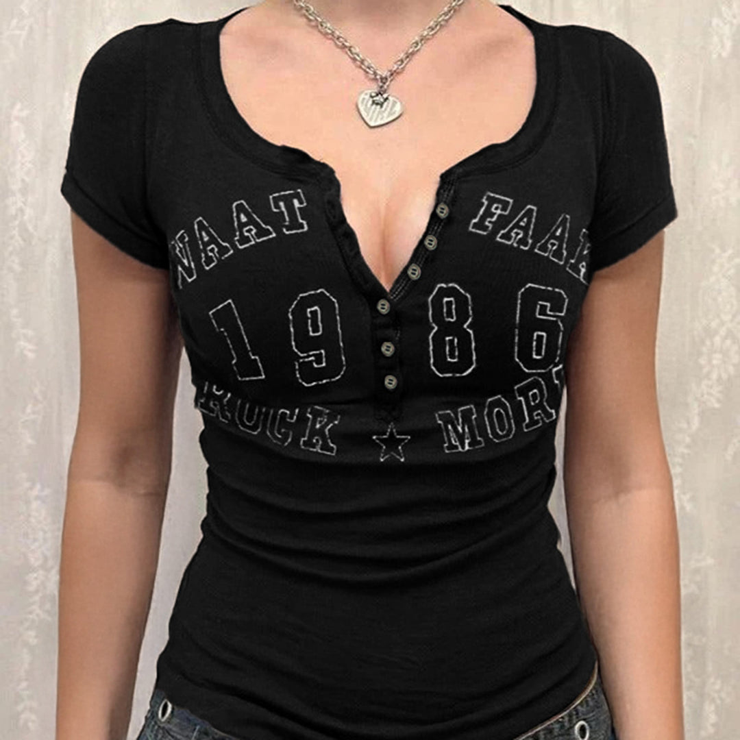 Dame T-Shirt med knapdetaljer og trendy print Stilla