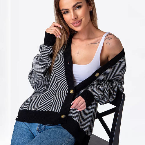Kvinders hyggelige cardigan med elegante kabelstrik detaljer og knaplukninger Stilla