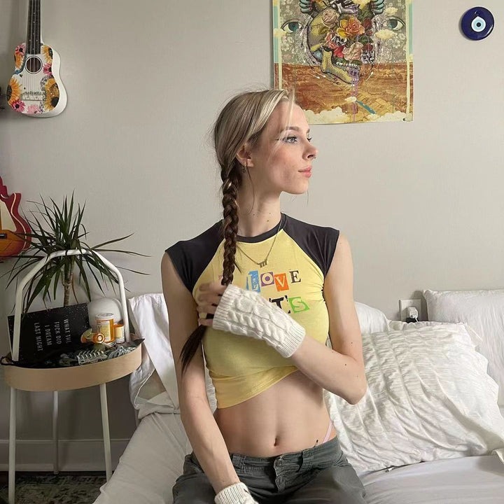 Dame kortærmet crop-top med farverigt print og sportligt design Stilla