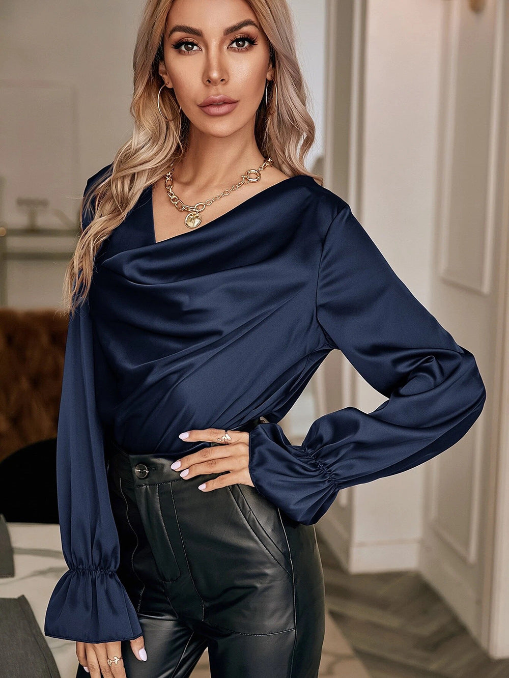 Damebluse med elegant drapering og voluminøse ærmer Stilla