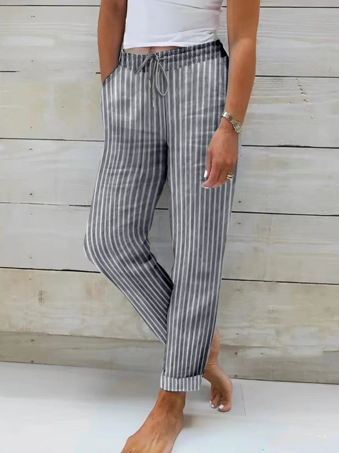 Dame fritidshose med trendy stribet mønster og elastisk talje Stilla