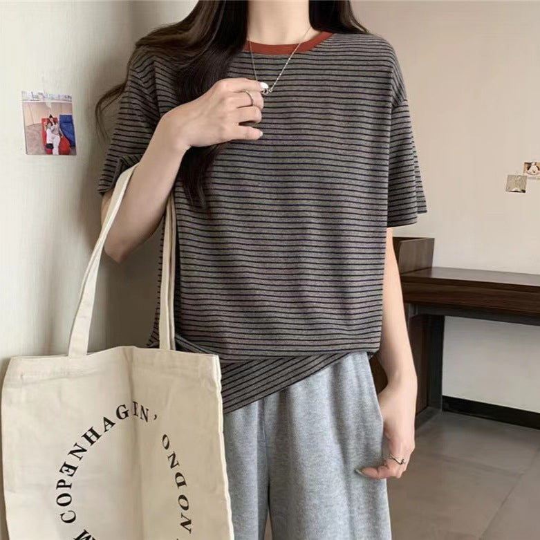 Femme Relaxed Fit Stribet T-Shirt med Kontrast Udsnit Stilla