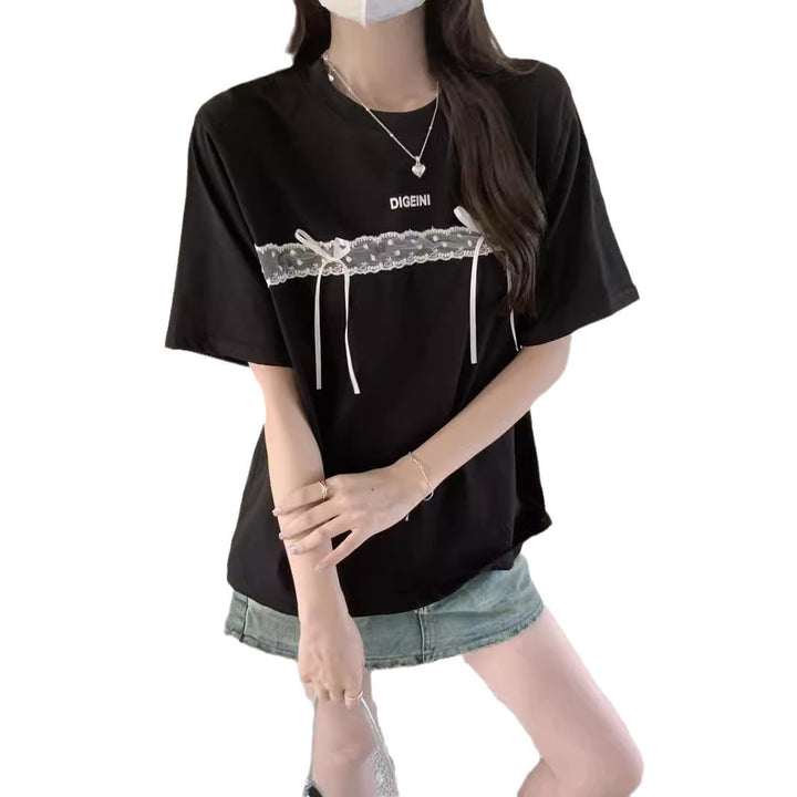 Femme Relaxed Fit Graphic T-Shirt med dekorativt spidsedetalje Stilla