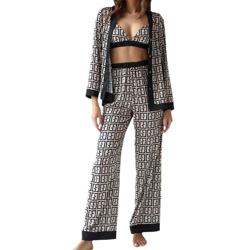 Dame Pyjamasæt i høj kvalitet satin med moderne blokmønster og elegante detaljer Stilla