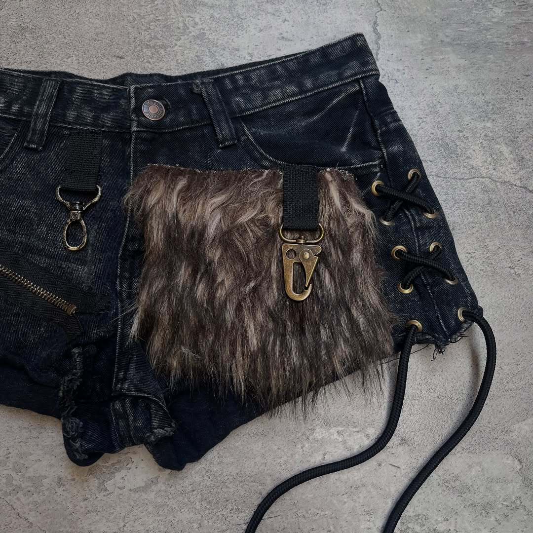 Damer Mode Denim-shorts med unikke snøredetaljer og kunstpelsapplikation Skovae