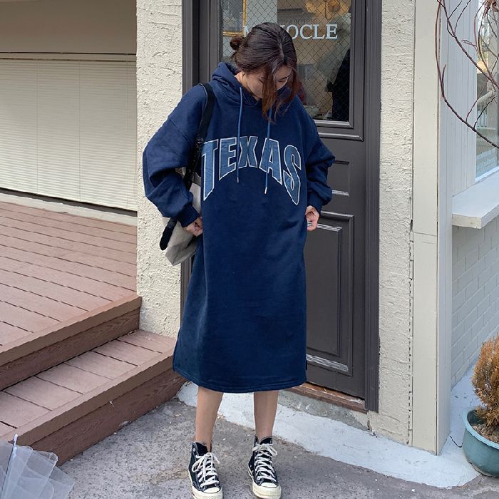 Dame hoodie kjole med fashionable print og sidelæg Skovae