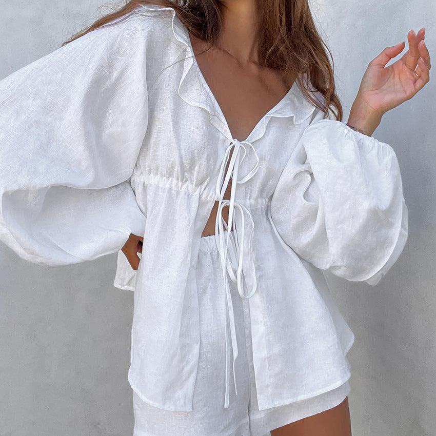 Damebluse med feminine flæsedetaljer og justerbar taljering Stilla