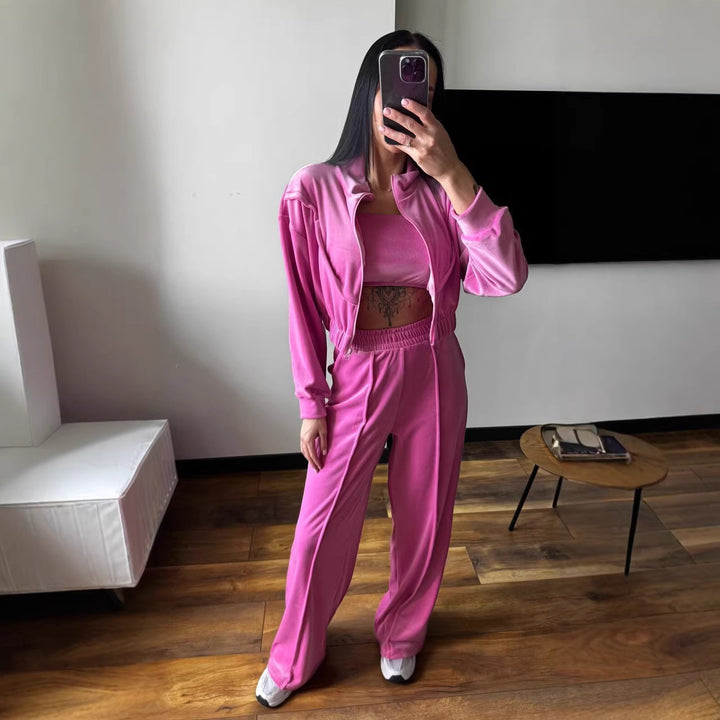 Kvinders loungewear sæt lavet af luksuriøs velour med cropped jakke og brede bukser