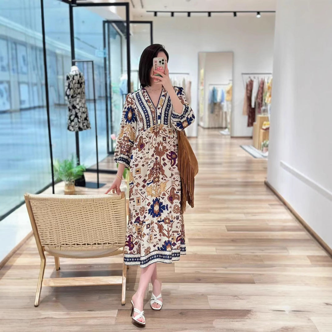 Dame maxikjole med farverigt etno-mønster og elegante broderidetaljer Stilla