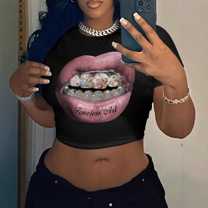Dame Crop-T-Shirt med kreativ grafikdesign og unikt statement Skovae
