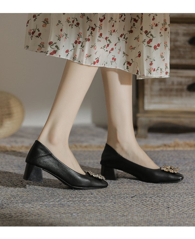 Dame pumps med glitrende strass-akkent og elegant blokhæl Stilla