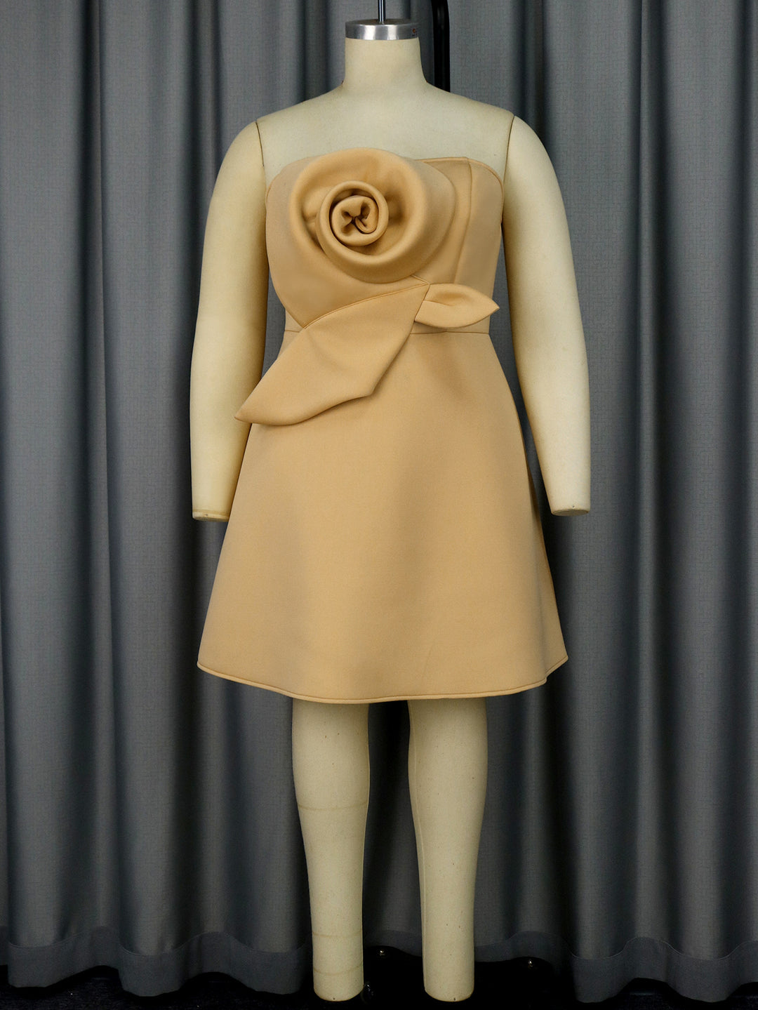 Dame elegant brudepige-kjole med voluminøst rose-detalje Skovae