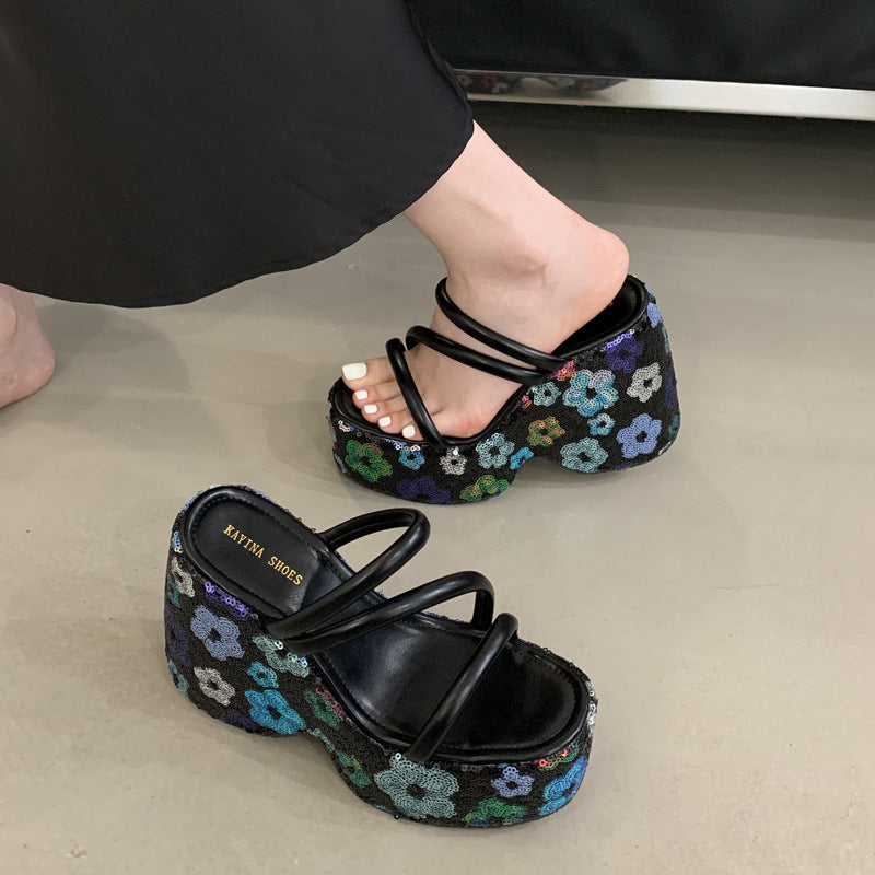 Dame Plateau-sandaler med blomsterpaillettesdesign og elegant remdesign Stilla