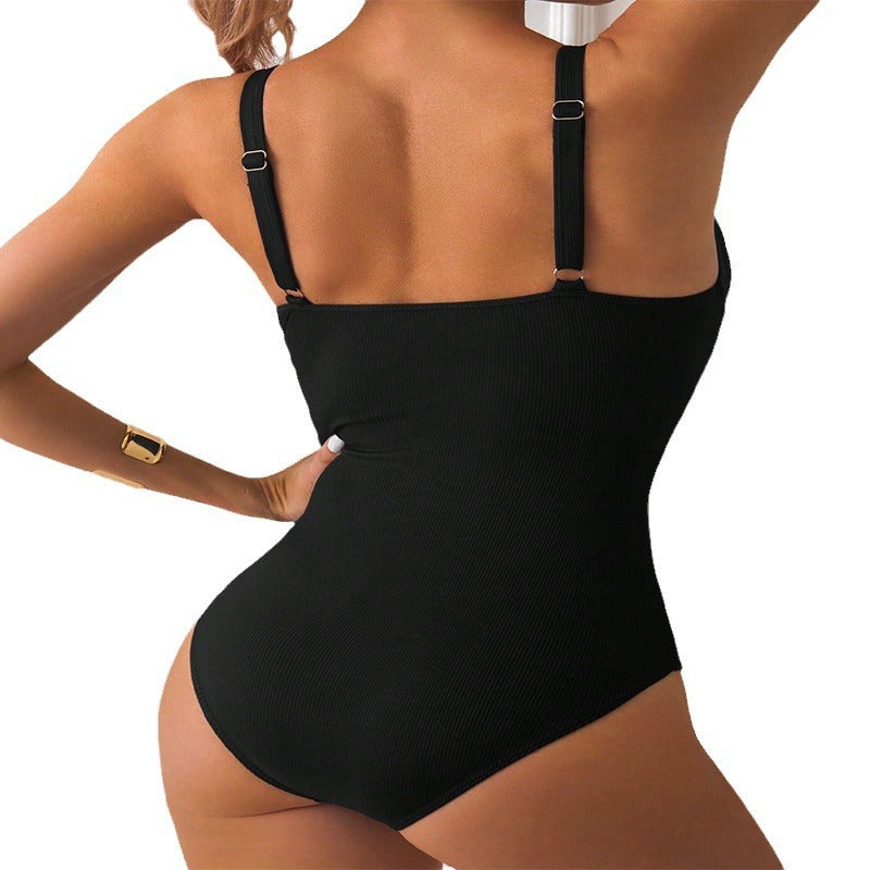 Dame Éntre Badevtræk med elegant Cut-Out-design og fashionable Ruffle-detaljer Stilla