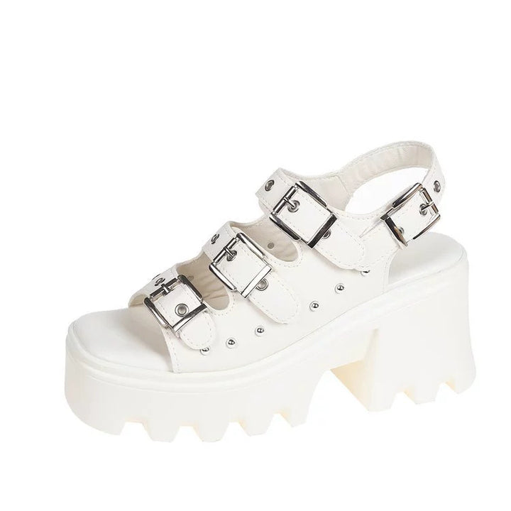 Dame Plateau Sandaler med justerbare Remme og elegante Nitter Stilla