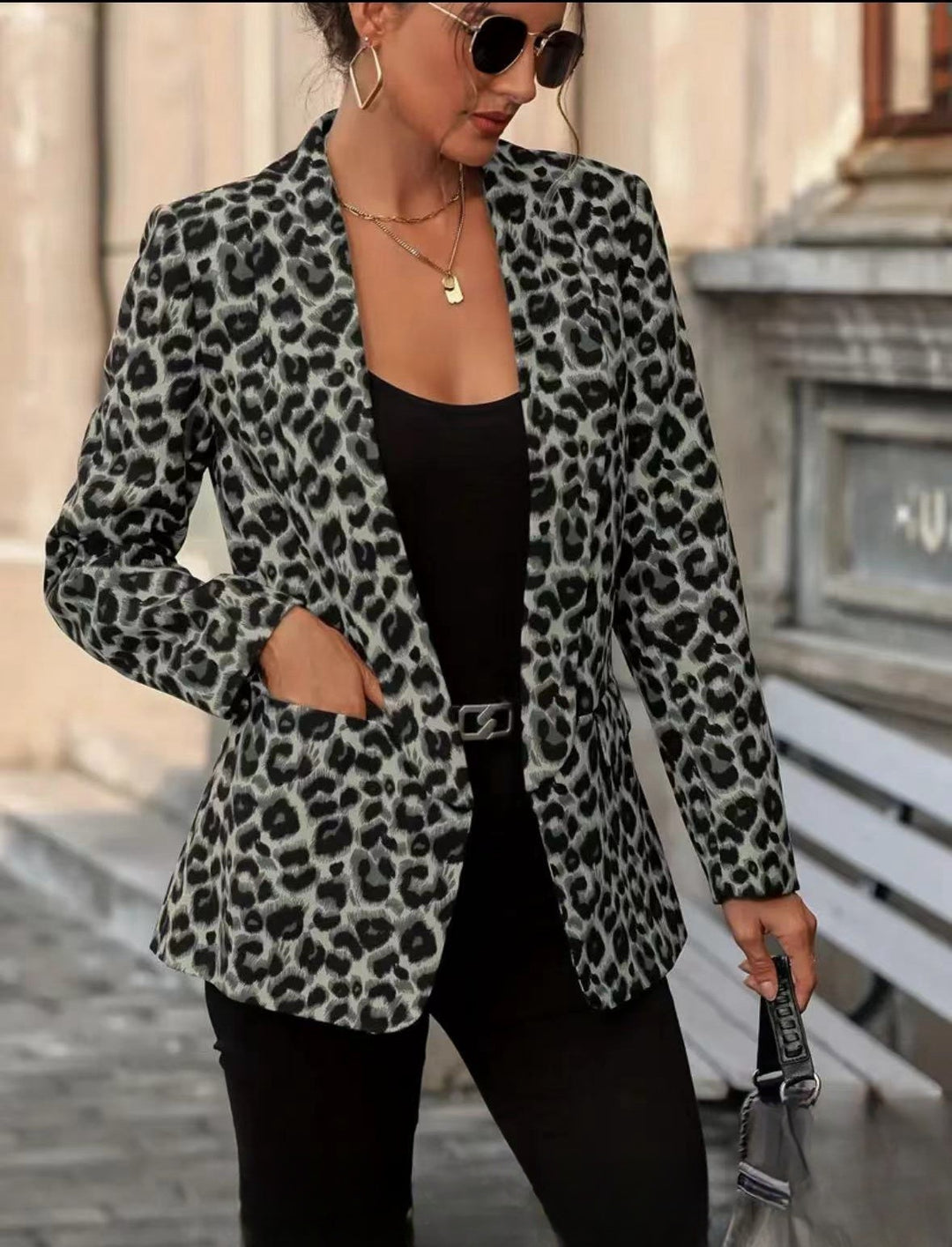 Kvinders blazer i trendy dyreprint med elegante kraver og praktiske lommer