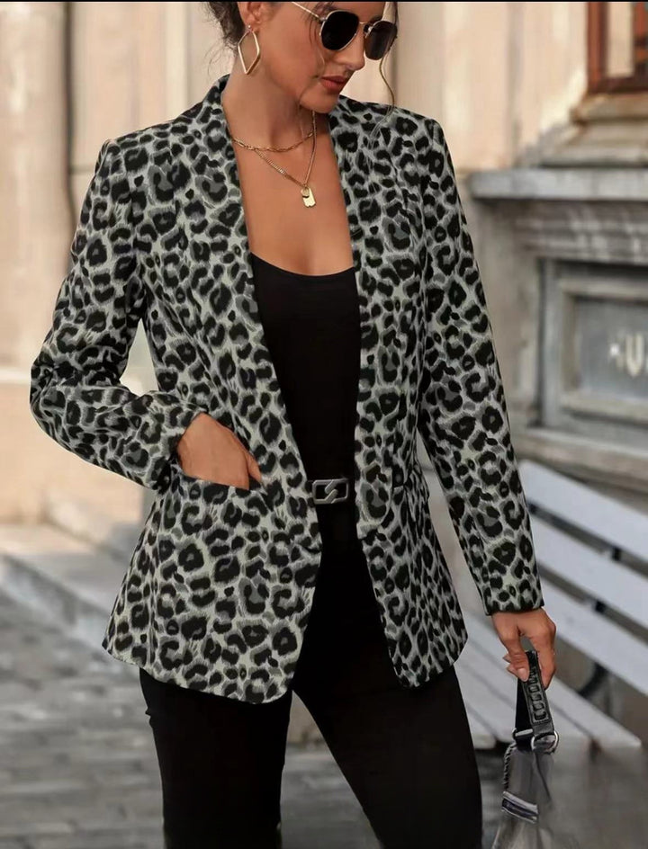 Kvinders blazer i trendy dyreprint med elegante kraver og praktiske lommer