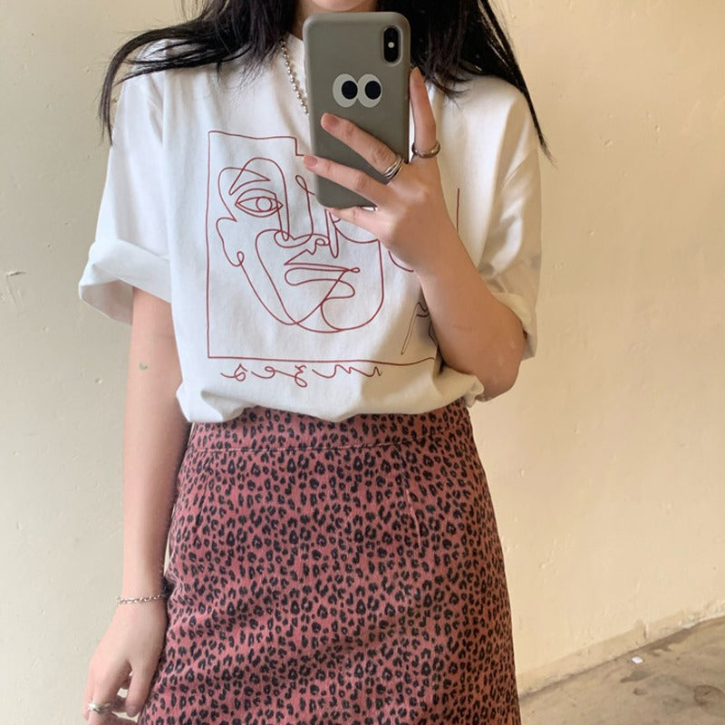 Kvinders grafisk t-shirt med moderne linjekunstdesign og afslappet pasform