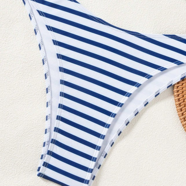 Dame bandeau bikini med moderne striber og elegant ringdetalje Skovae