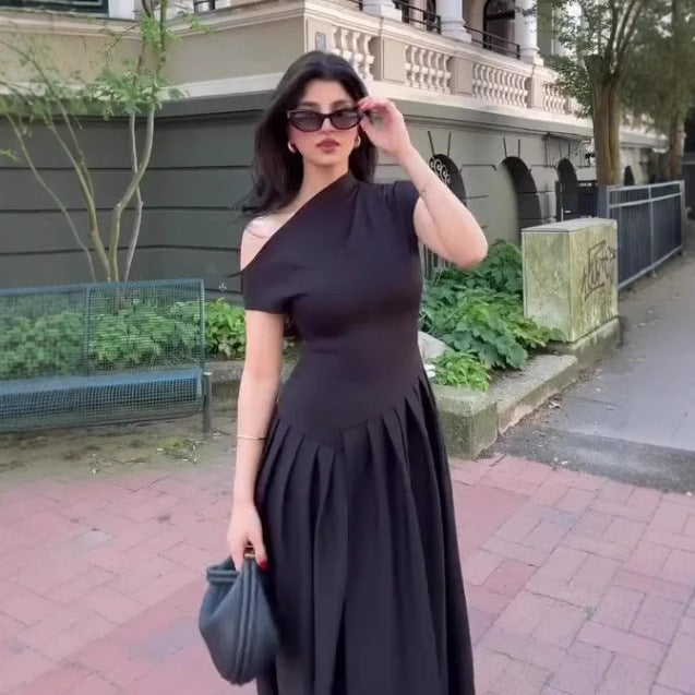 Dame elegant maxikjole med asymmetrisk one-shoulder-design og svingende skørt Skovae