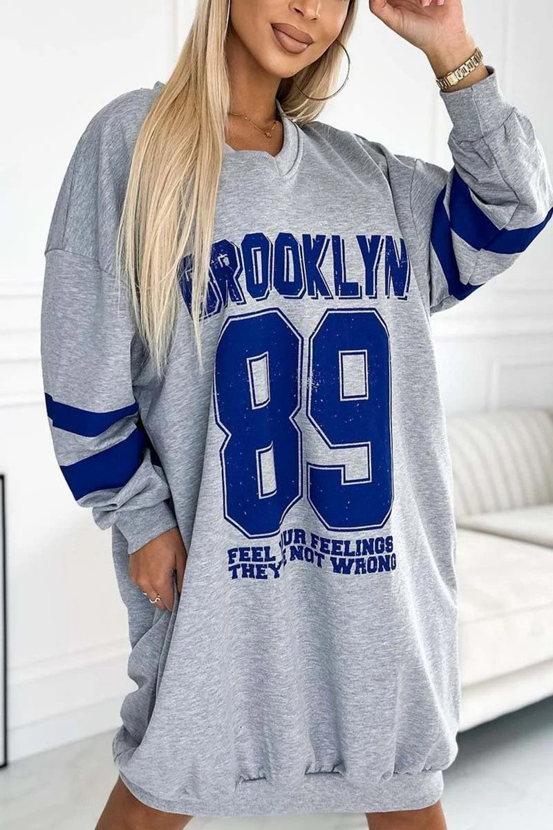 Dame sporty oversized kjole med V-hals og stilfuldt print Stiila