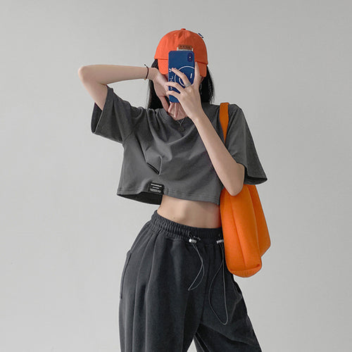 Kvinders cropped t-shirt med en afslappet pasform og moderne detaljer