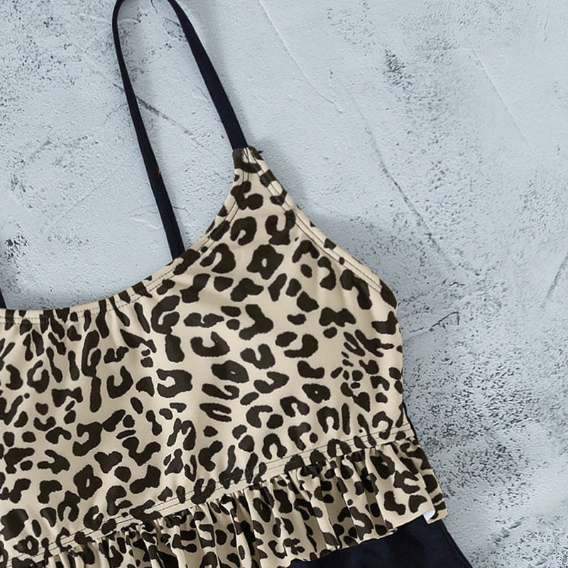 Dameonepiece badedragt med smart ruffle design og moderne leopardmønster Skovae