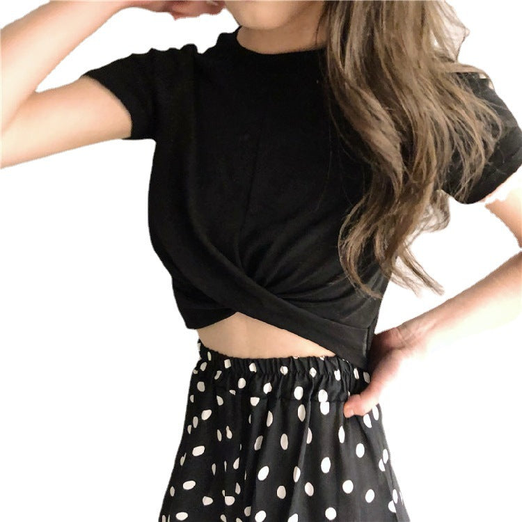 Kvinders cropped T-shirt med sofistikeret knude og elegant snit