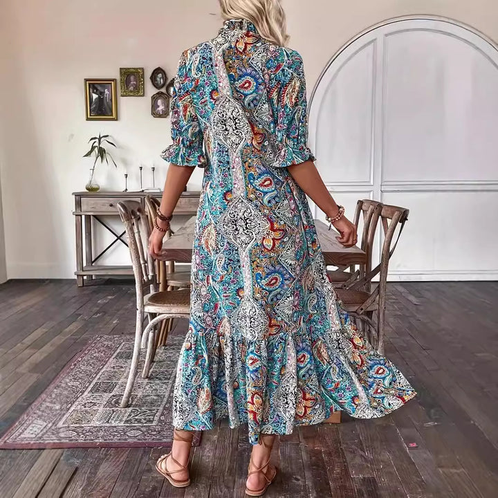 Dame sommerkjole med legesnit og farverigt paisley mønster Stilla