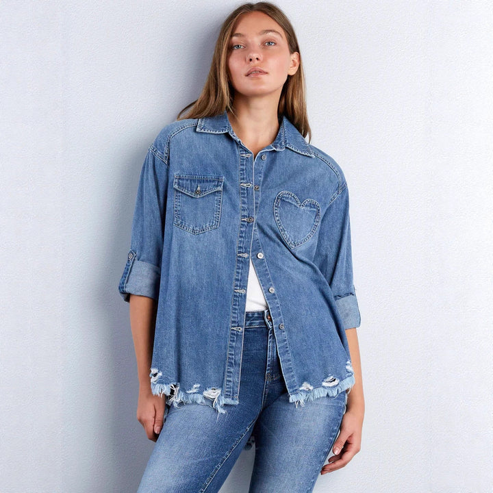 Dame denim-bluse med hjerte-applikation og frynset kant Skovae