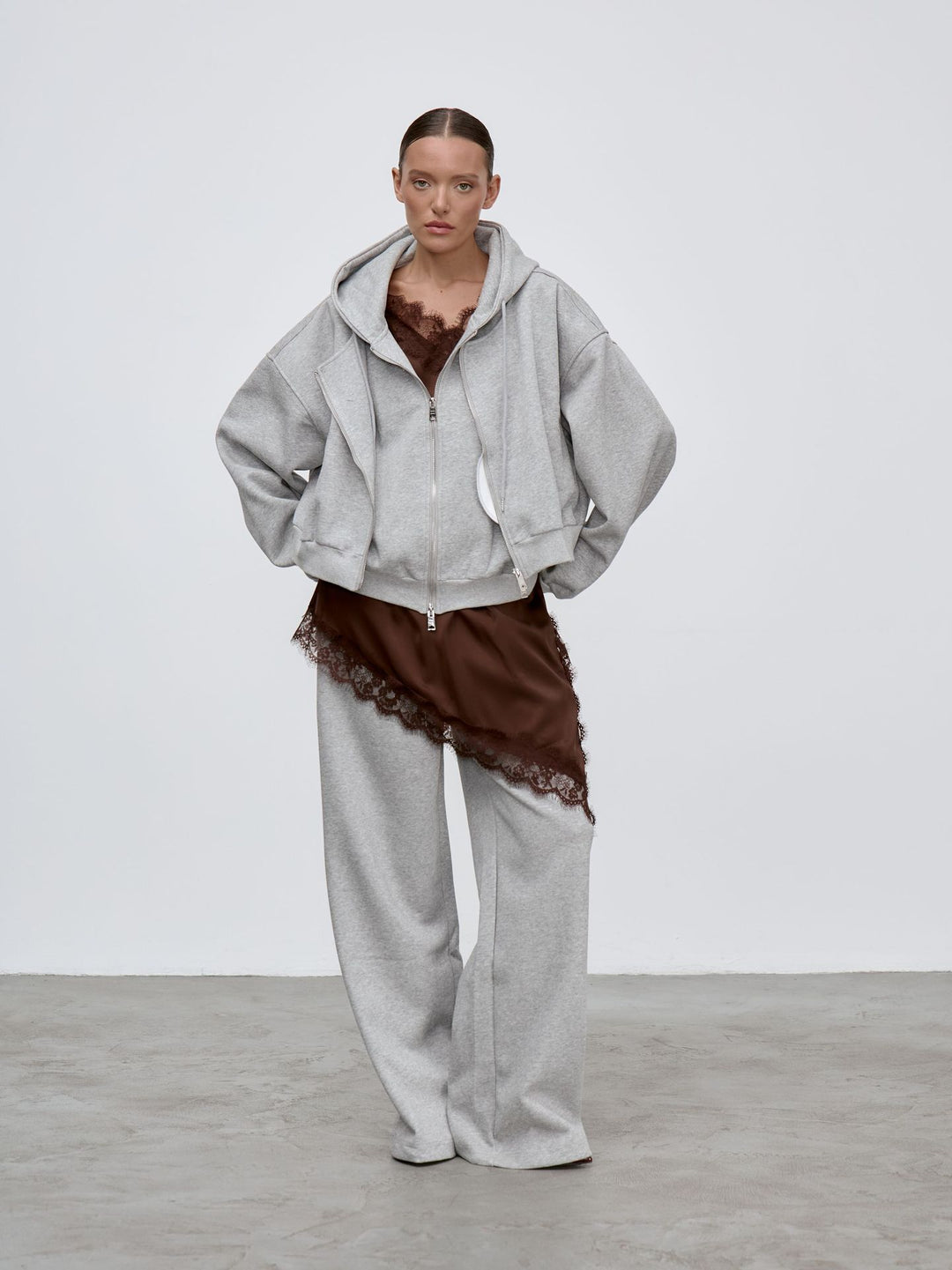 Damernes oversized hoodiejakke med generøse lommer og stilfuldt design Stilla