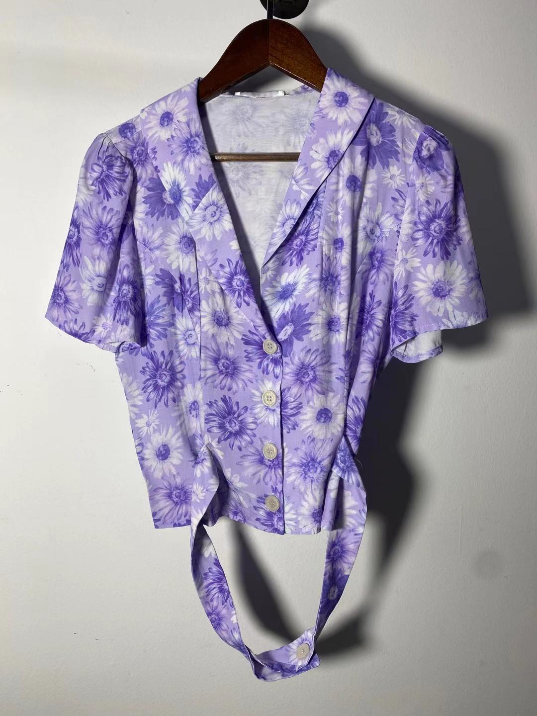 Damebluse i vintage-stil med florale mønstre Stilla