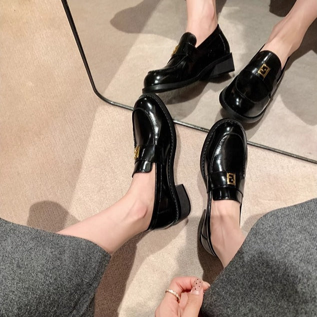 Dame elegante loafers med modisk spænde detalje og højglans overflade Stilla