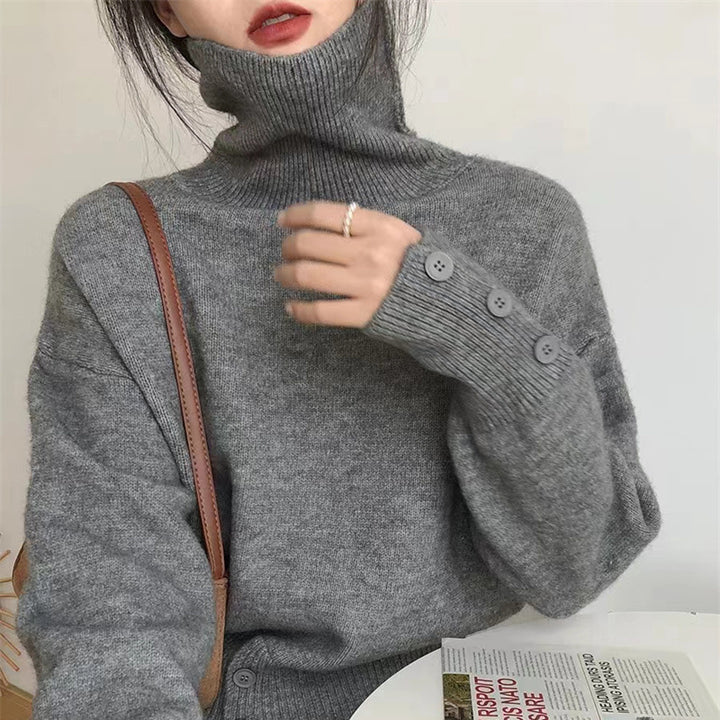 Kvinders rullekrave sweater med knapdetaljer og blødt materiale Stilla