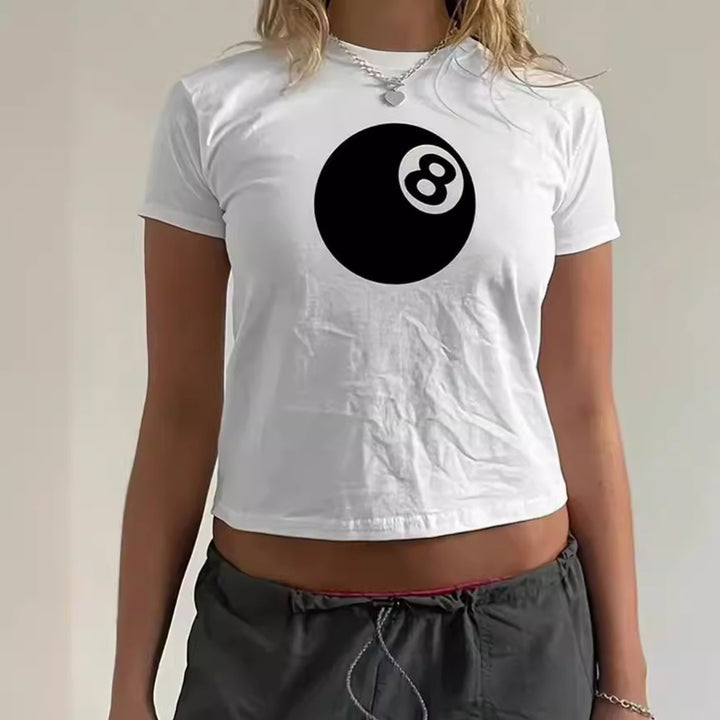 Dame cropped T-Shirt med unikt 8-Ball motiv og afslappet pasform Skovae