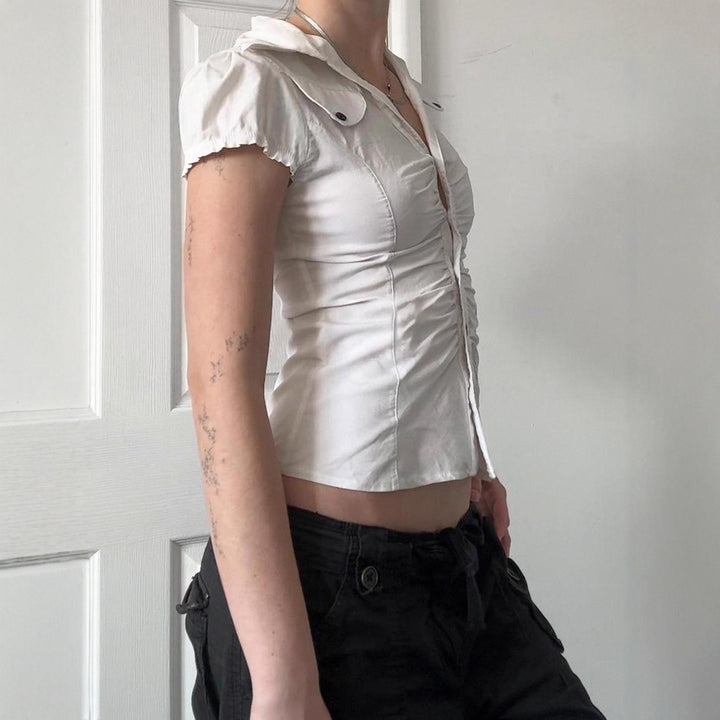Dame figursyet blusshirt med elegante flæsedetaljer og knaplukning Skovae