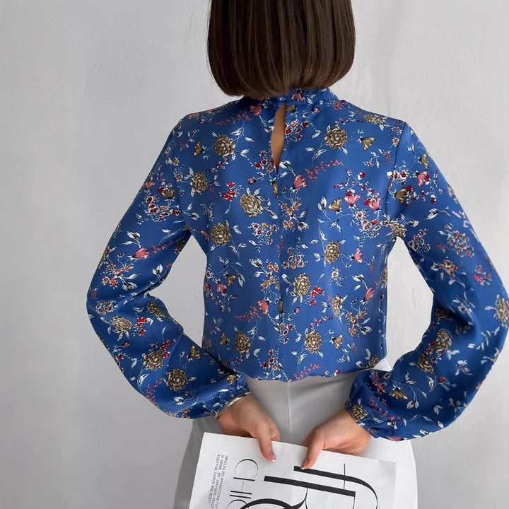 Damebluse med elegant blomsterdesign og bredt ærme Stilla