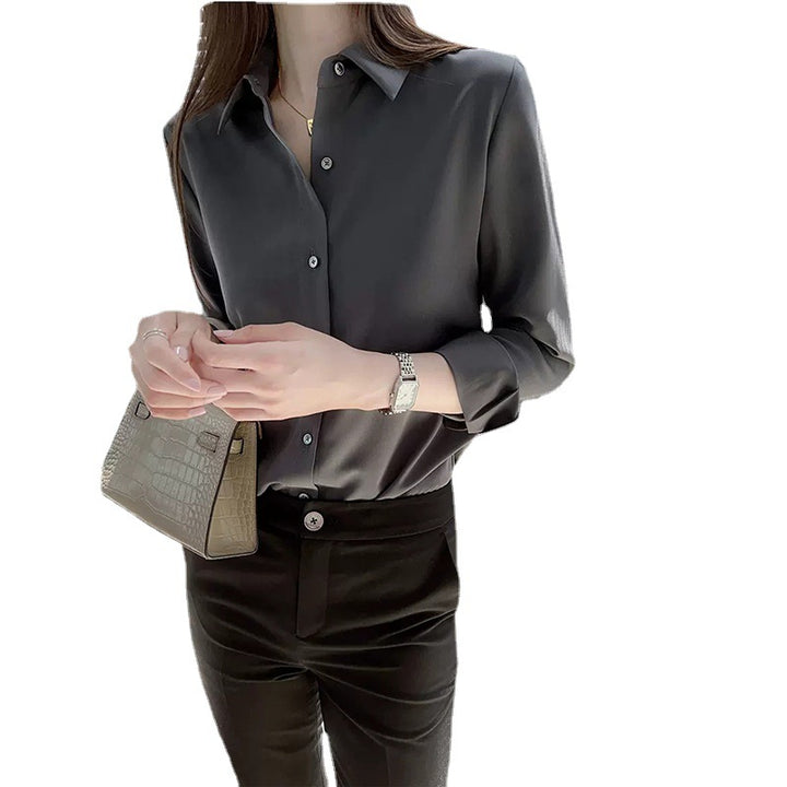 Dame elegant satinbluse med fine knapdetaljer og smalt snit Stilla