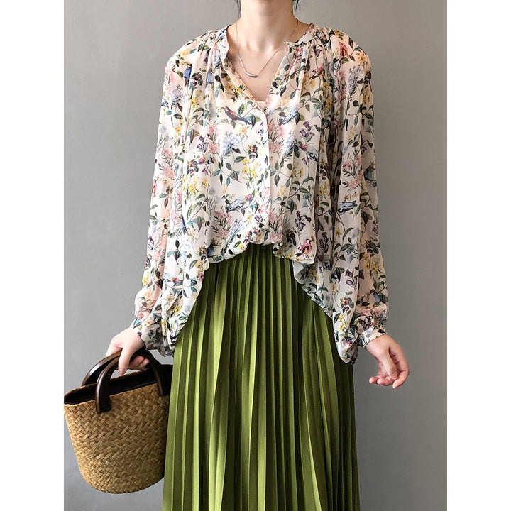 Dame luftig bluse med blomstret design og raffineret knaplukning Stilla