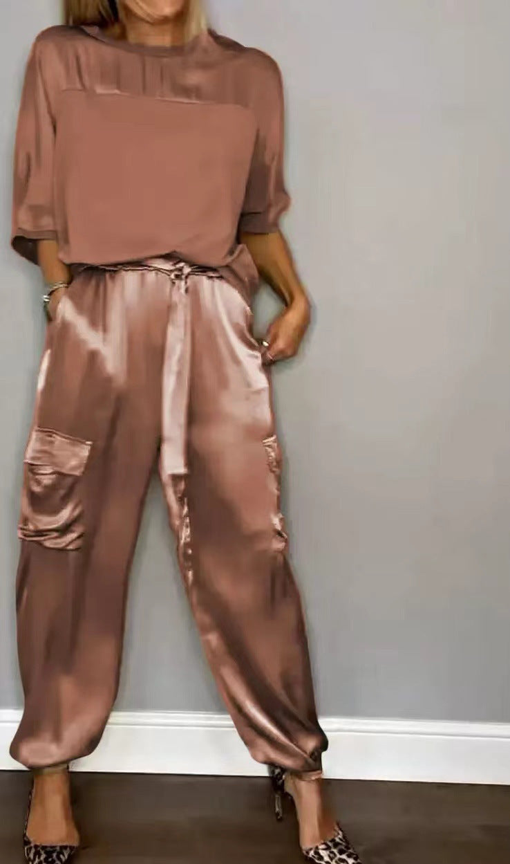 Dame Satin-Loungewear-Sæt med praktiske cargo-lommer og elastisk bukseelastik Stilla