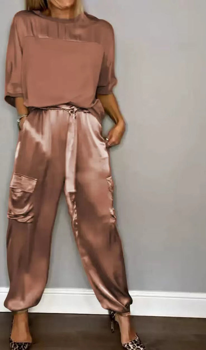 Dame Satin-Loungewear-Sæt med praktiske cargo-lommer og elastisk bukseelastik Stilla