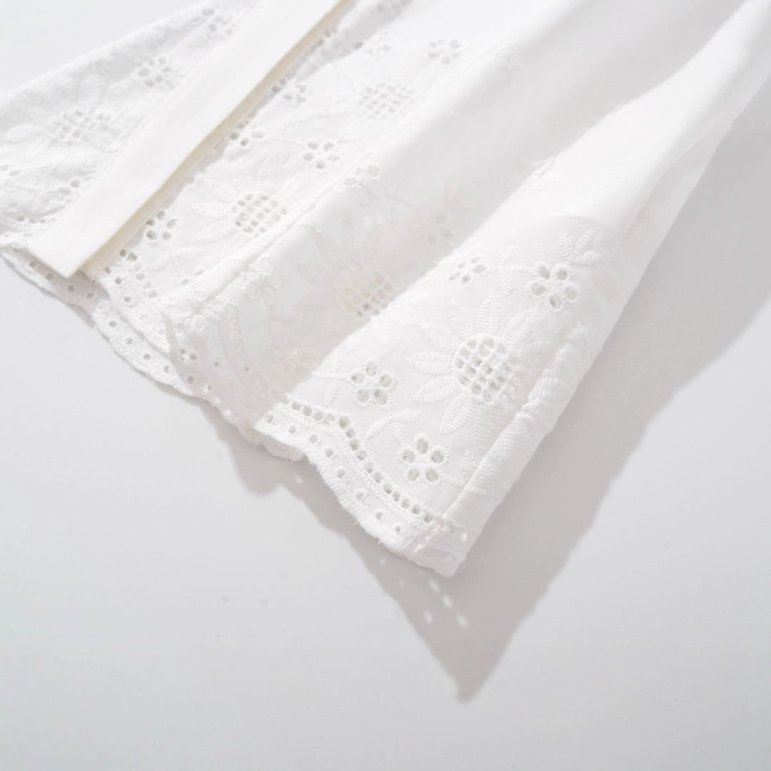 Damebluse med legende flæsedetaljer og elegant broderi Stilla